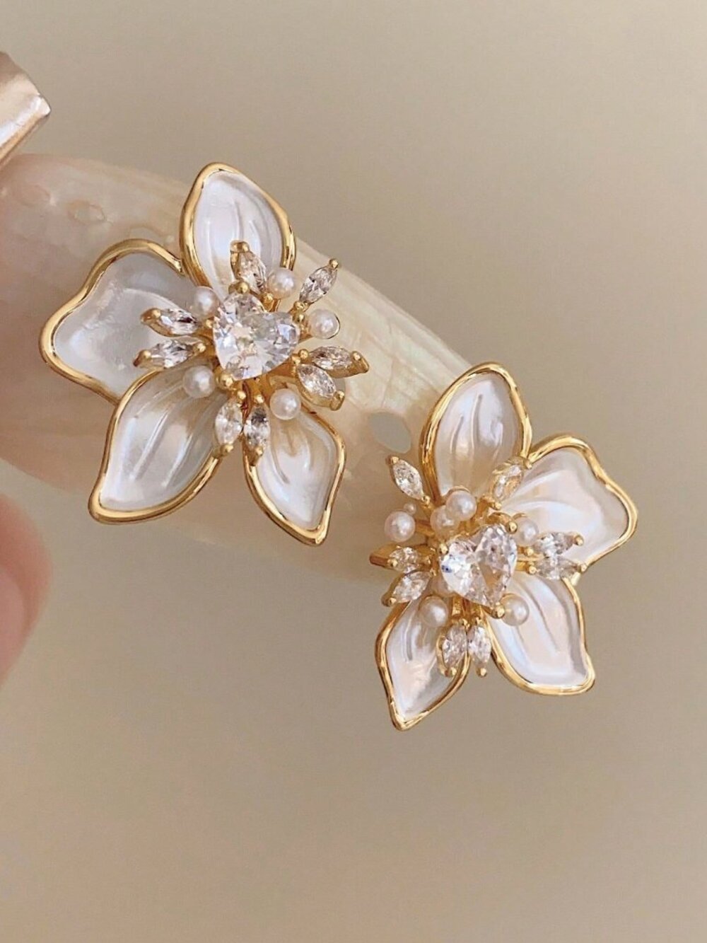 White Elegant Women's Crystal Flower Stud Earrings